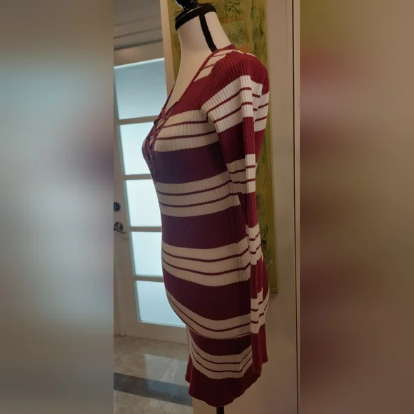 Chic Striped V-Neck Sweater in Burgundy and White - Picture 3 of 6